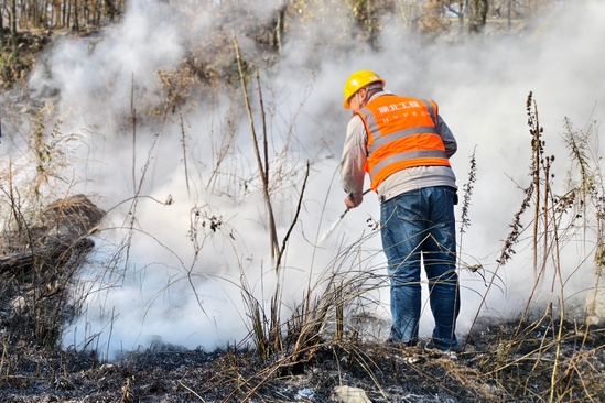 5分钟到场!晴隆猫猫井项目部守护300余人安全与百亩植被.jpg